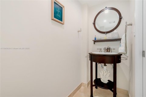 Condo in Miami Beach, Florida, 1 bedroom  № 1897465 - photo 13