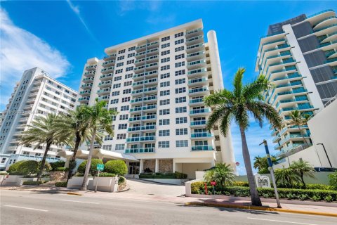 Condo in Miami Beach, Florida, 1 bedroom  № 1897465 - photo 1