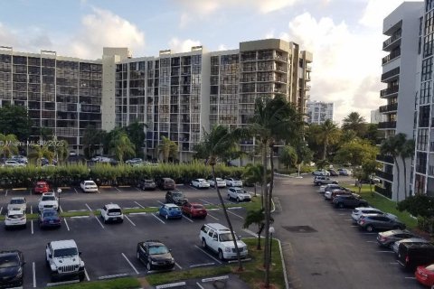 Copropriété à louer à Hallandale Beach, Floride: 1 chambre, 85.01 m2 № 1892095 - photo 10