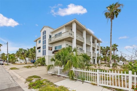House in Saint Pete Beach, Florida 8 bedrooms, 541.81 sq.m. № 1744393 - photo 9