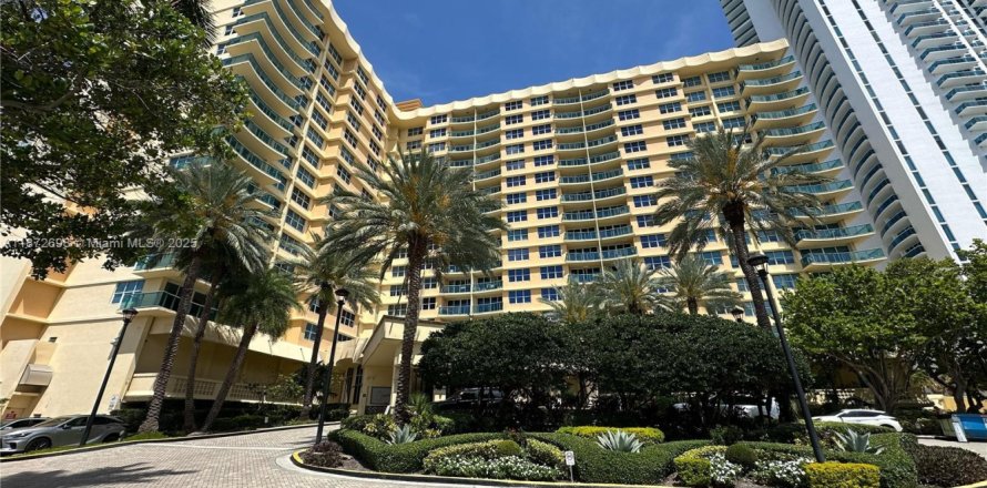 Кондоминиум с 1 спальней в Холливуд, Флорида № 1924227