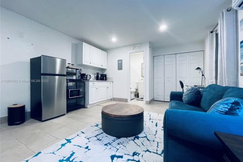 Appartement à louer à Miami, Floride: 27.87 m2 № 1963763 - photo 2