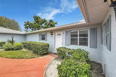 Condo in Saint Petersburg, Florida, 2 bedrooms № 2215618 - photo 2