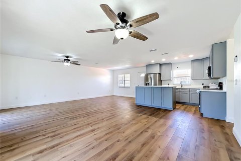 Condo in Saint Petersburg, Florida, 2 bedrooms № 2215618 - photo 15