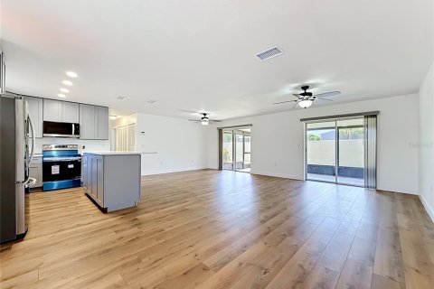 Condo in Saint Petersburg, Florida, 2 bedrooms № 2215618 - photo 4
