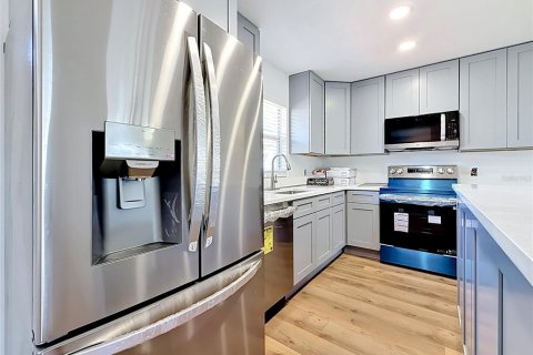 Condo in Saint Petersburg, Florida, 2 bedrooms № 2215618 - photo 9