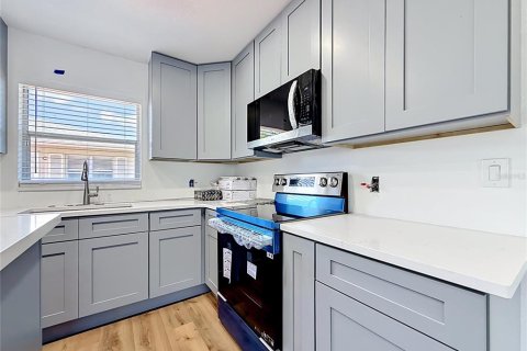 Condo in Saint Petersburg, Florida, 2 bedrooms № 2215618 - photo 13