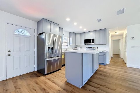 Condo in Saint Petersburg, Florida, 2 bedrooms № 2215618 - photo 7