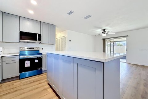 Condo in Saint Petersburg, Florida, 2 bedrooms № 2215618 - photo 10