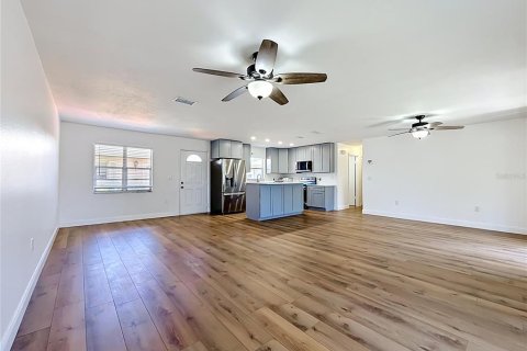 Condo in Saint Petersburg, Florida, 2 bedrooms № 2215618 - photo 6