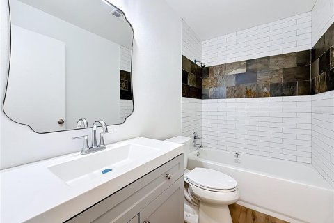 Condo in Saint Petersburg, Florida, 2 bedrooms № 2215618 - photo 16