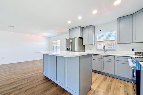 Condo in Saint Petersburg, Florida, 2 bedrooms № 2215618 - photo 14