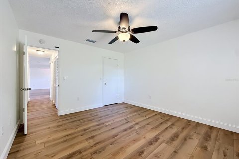 Condo in Saint Petersburg, Florida, 2 bedrooms № 2215618 - photo 27
