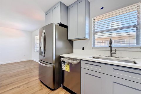 Condo in Saint Petersburg, Florida, 2 bedrooms № 2215618 - photo 12
