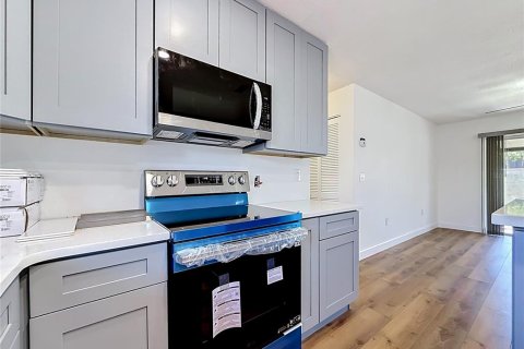 Condo in Saint Petersburg, Florida, 2 bedrooms № 2215618 - photo 11