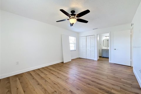 Condo in Saint Petersburg, Florida, 2 bedrooms № 2215618 - photo 21