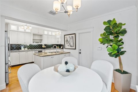 Casa en venta en Coral Gables, Florida, 4 dormitorios, 269.97 m2 № 2010767 - foto 27