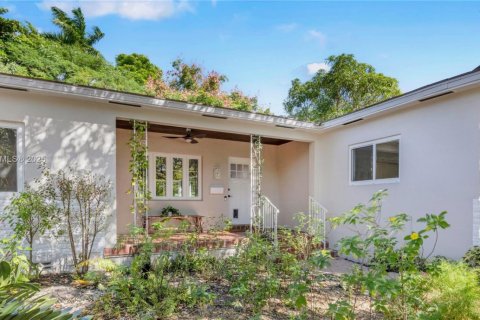 House in Miami, Florida 3 bedrooms, 160.16 sq.m. № 1954734 - photo 30