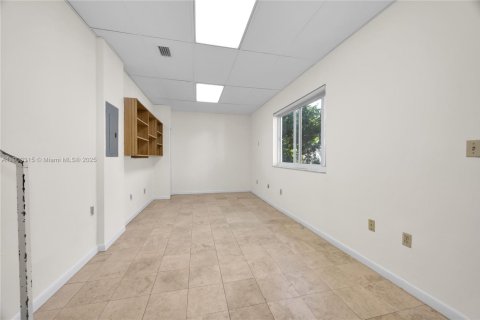 House in Miami, Florida 3 bedrooms, 160.16 sq.m. № 1954734 - photo 20