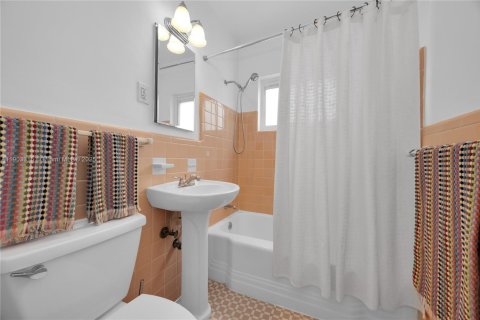 House in Miami, Florida 3 bedrooms, 160.16 sq.m. № 1954734 - photo 23