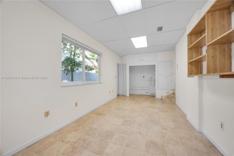 House in Miami, Florida 3 bedrooms, 160.16 sq.m. № 1954734 - photo 21