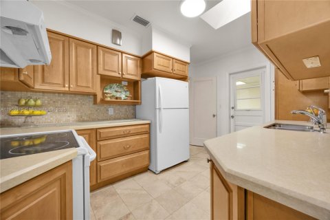 House in Miami, Florida 3 bedrooms, 160.16 sq.m. № 1954734 - photo 12