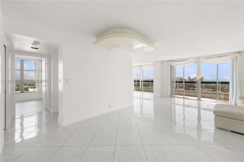 Copropriété à louer à Aventura, Floride: 2 chambres, 126.44 m2 № 2145901 - photo 21