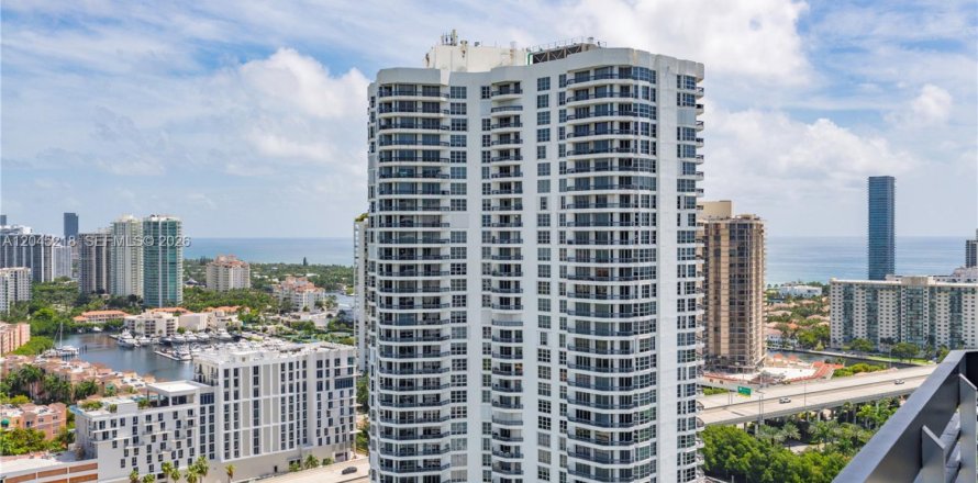 Condo à Aventura, Floride, 2 chambres  № 2145901