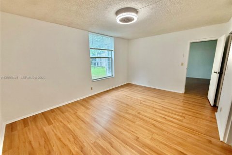 Condo in Tamarac, Florida, 2 bedrooms № 2072442 - photo 3