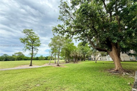Condo in Tamarac, Florida, 2 bedrooms № 2072442 - photo 15
