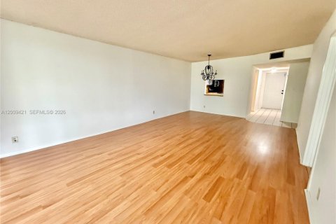 Condo in Tamarac, Florida, 2 bedrooms № 2072442 - photo 7