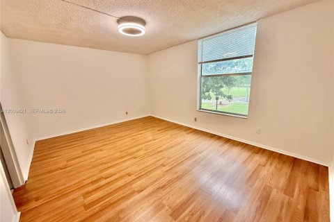 Condo in Tamarac, Florida, 2 bedrooms № 2072442 - photo 4