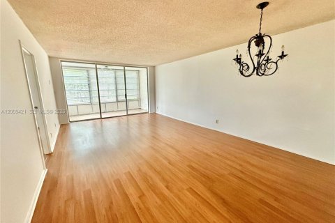 Condo in Tamarac, Florida, 2 bedrooms № 2072442 - photo 6