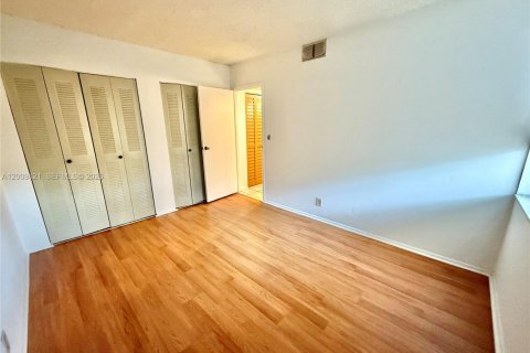 Condo in Tamarac, Florida, 2 bedrooms № 2072442 - photo 9