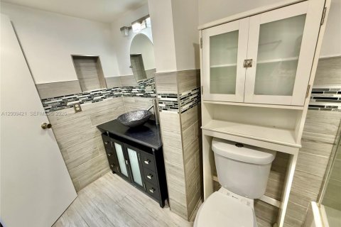 Condo in Tamarac, Florida, 2 bedrooms № 2072442 - photo 2