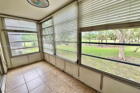 Condo in Tamarac, Florida, 2 bedrooms № 2072442 - photo 12