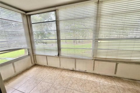 Condo in Tamarac, Florida, 2 bedrooms № 2072442 - photo 13