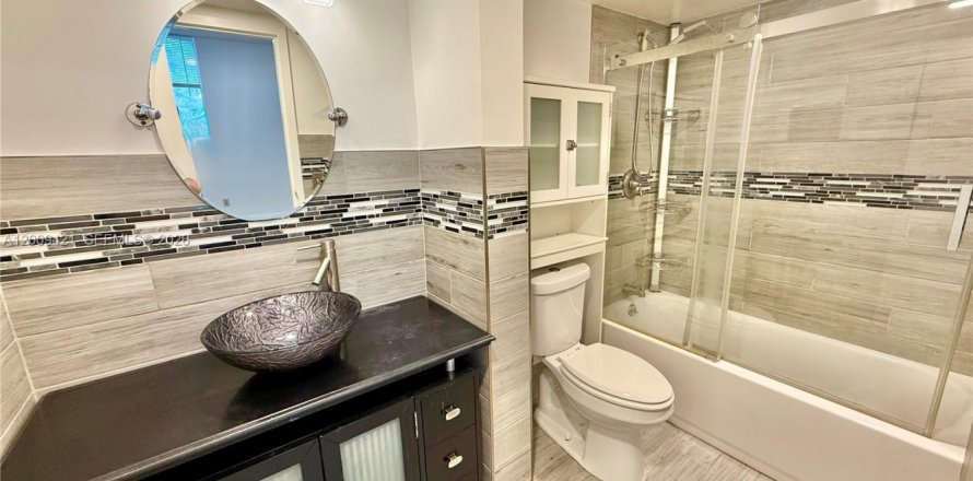 Condo in Tamarac, Florida, 2 bedrooms № 2072442