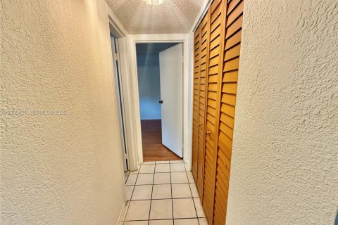 Condo in Tamarac, Florida, 2 bedrooms № 2072442 - photo 8