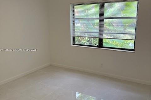 Condo in Oakland Park, Florida, 2 bedrooms  № 1930530 - photo 1