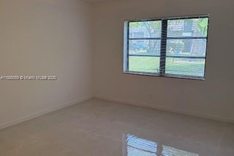 Condo in Oakland Park, Florida, 2 bedrooms  № 1930530 - photo 12