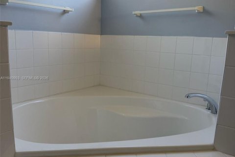 Villa ou maison à louer à Cutler Bay, Floride: 5 chambres, 266.54 m2 № 1998050 - photo 11