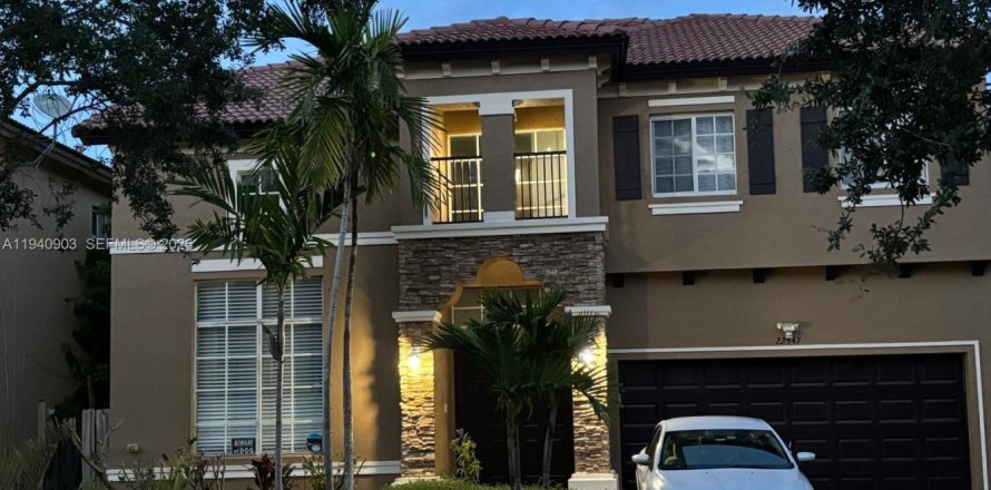 Villa ou maison à Cutler Bay, Floride 5 chambres, 266.54 m2 № 1998050