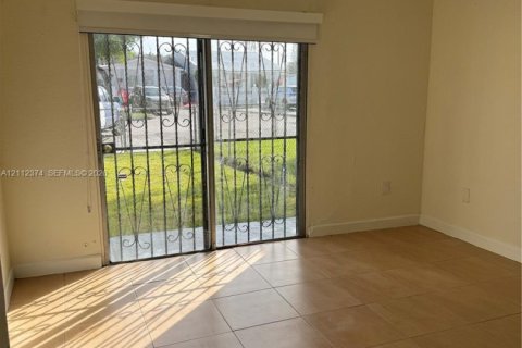 Villa ou maison à vendre à Miami Gardens, Floride: 2 chambres, 84.73 m2 № 2432548 - photo 6