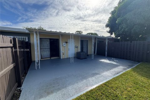 Villa ou maison à vendre à Miami Gardens, Floride: 2 chambres, 84.73 m2 № 2432548 - photo 11