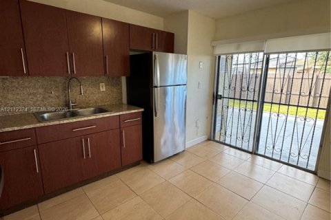 Villa ou maison à vendre à Miami Gardens, Floride: 2 chambres, 84.73 m2 № 2432548 - photo 5