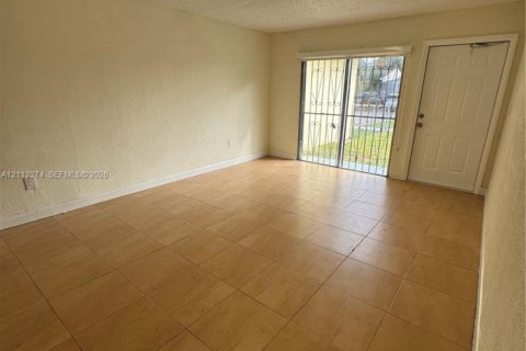 Villa ou maison à vendre à Miami Gardens, Floride: 2 chambres, 84.73 m2 № 2432548 - photo 3