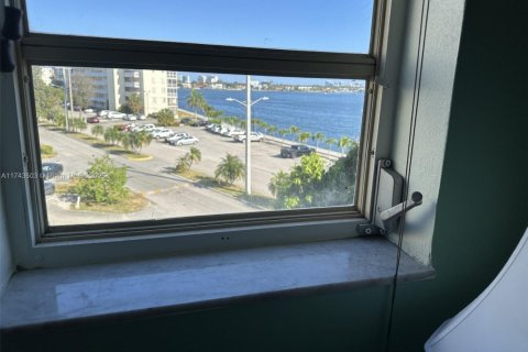 Condominio en venta en Aventura, Florida, 2 dormitorios, 100.61 m2 № 1862989 - foto 13