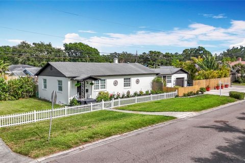 Casa en venta en Saint Petersburg, Florida, 3 dormitorios, 154.22 m2 № 1743368 - foto 1