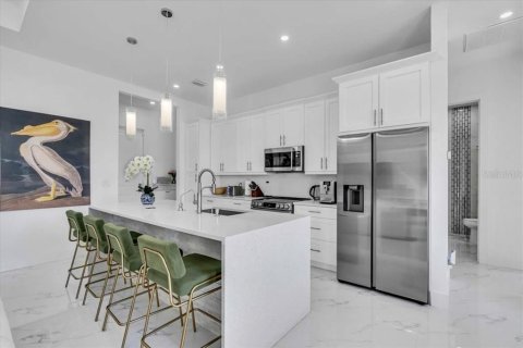 House in Cape Coral, Florida 4 bedrooms, 161.19 sq.m. № 1716905 - photo 7
